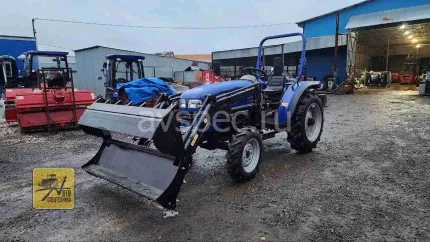 Трактор Lovol TE 354 HT без кабины с фронтальным челюстным погрузчиком